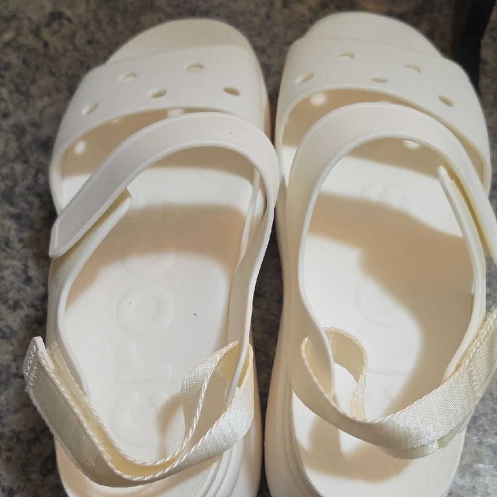 CROCS White Womens Platform Clog Sandals with Y Strap